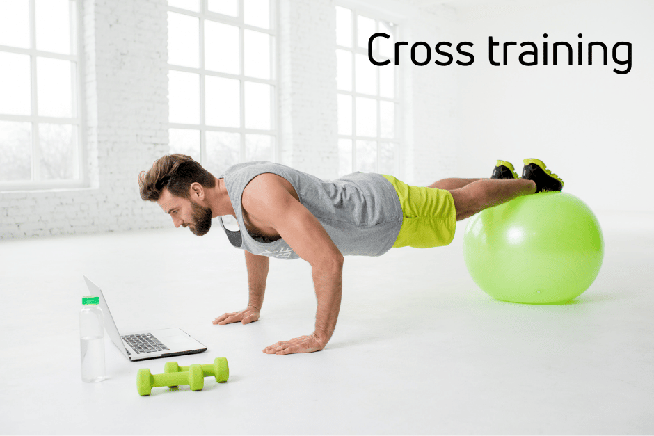 Homme effectuant un entraînement en ligne.