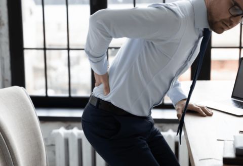 Homme ayant mal au dos.