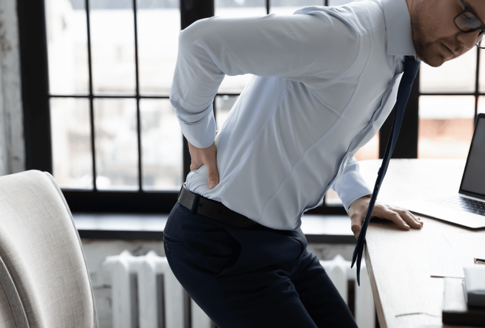 Homme ayant mal au dos.